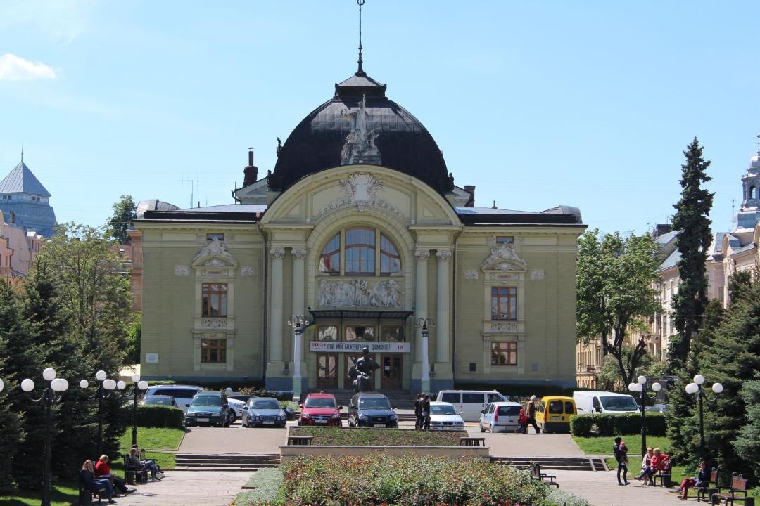 Musikalisch-dramatische Olha-Kobyljanska-Theater (ehemaliges Stadttheater)