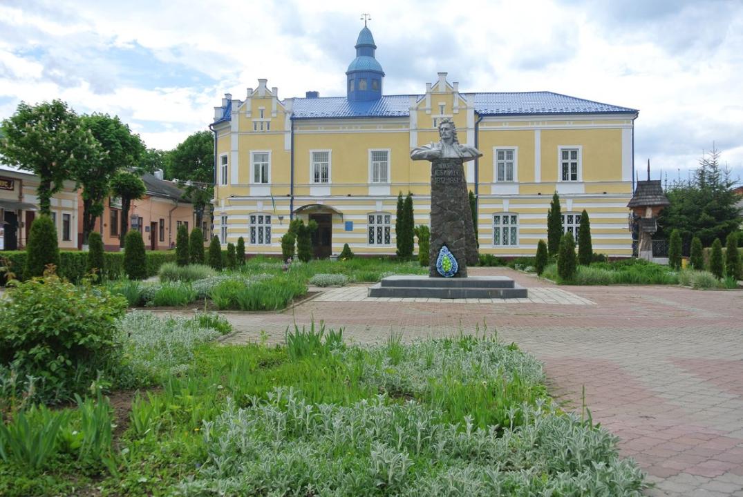 Zentraler Platz in Wischnitz mit Denkmal von Lukjan Kobylyzja 